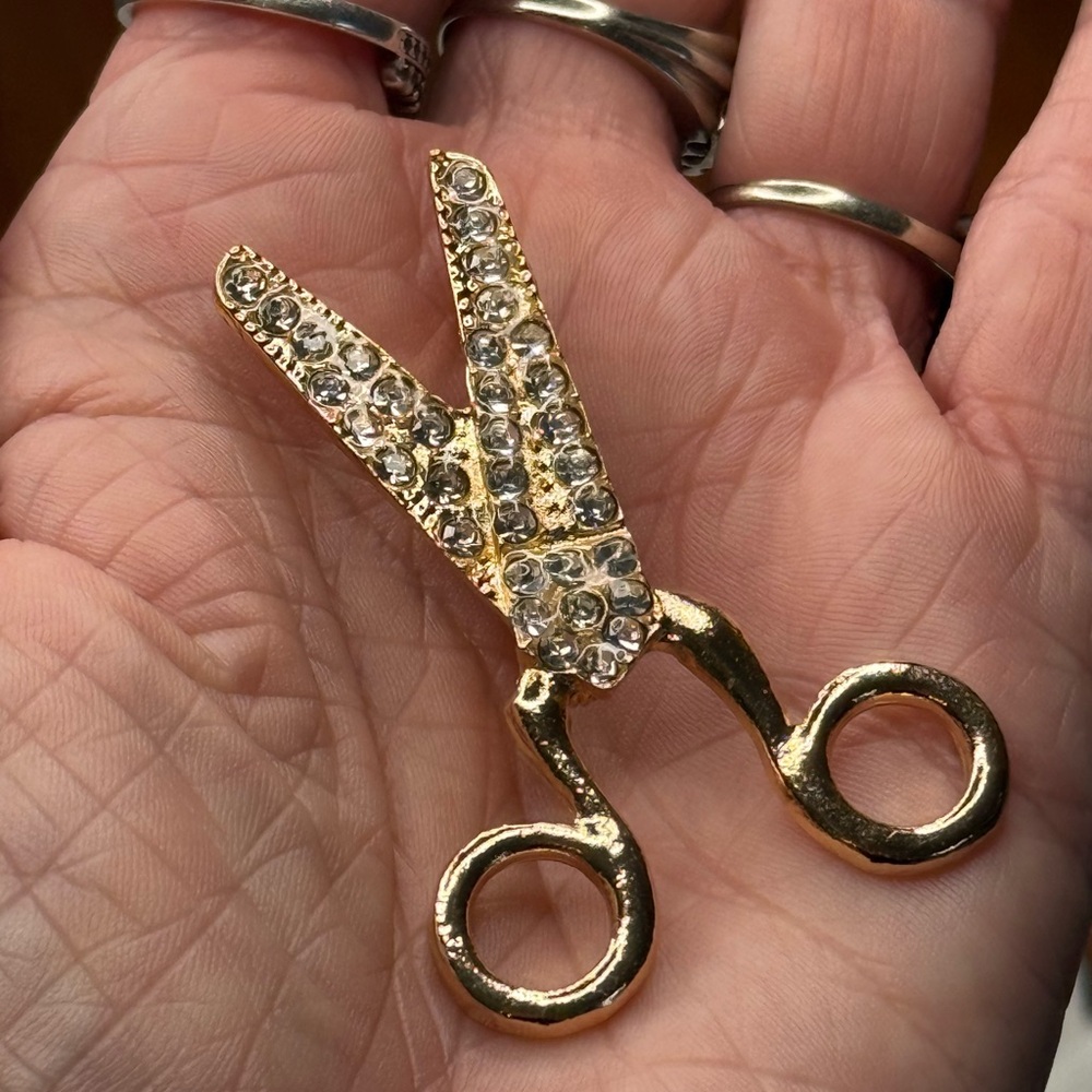 ✨ Sparkly Scissor Brooch ✨
